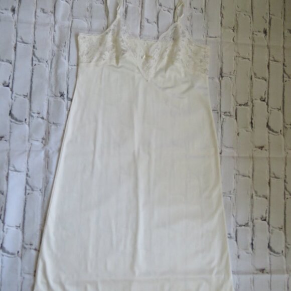 Vintage Off White/Cream Full Slip With Lace And Adjustable Straps, Size 38 - Picture 5 of 7